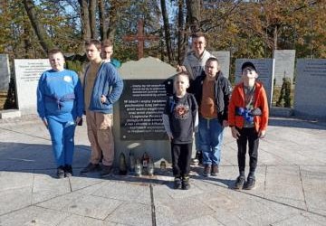 Uczniowie na Cmentarzu Wojskowym w Wadowicach